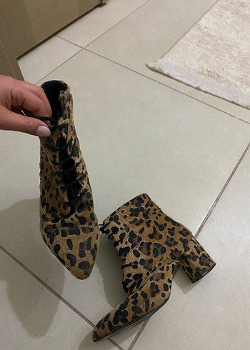 Kahverengi Leopar Desenli Süet Topuklu Bot