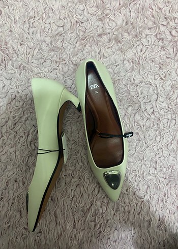 36 Beden Beyaz Düğmeli Dolgu Topuklu Kadın Stiletto