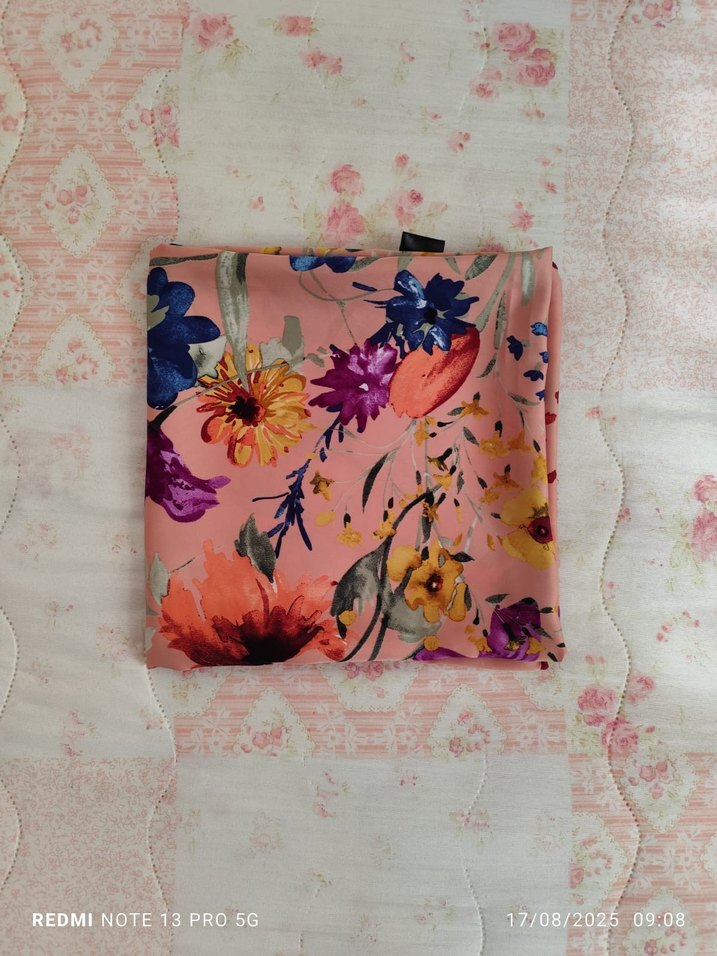 Çiçek Desenli Kadın Eşarp - Görsel 3