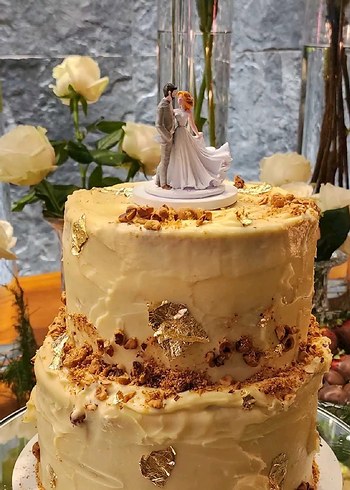 Gri tonlarında beyaz gelin ve damat figürü - Görsel 2