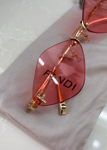 Fendi Kırmızı Pul Detaylı Kadın Güneş Gözlüğü - Görsel 3