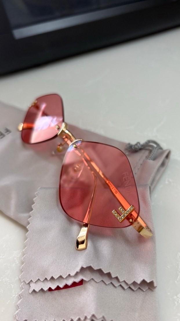 Fendi Kırmızı Pul Detaylı Kadın Güneş Gözlüğü - Görsel 2