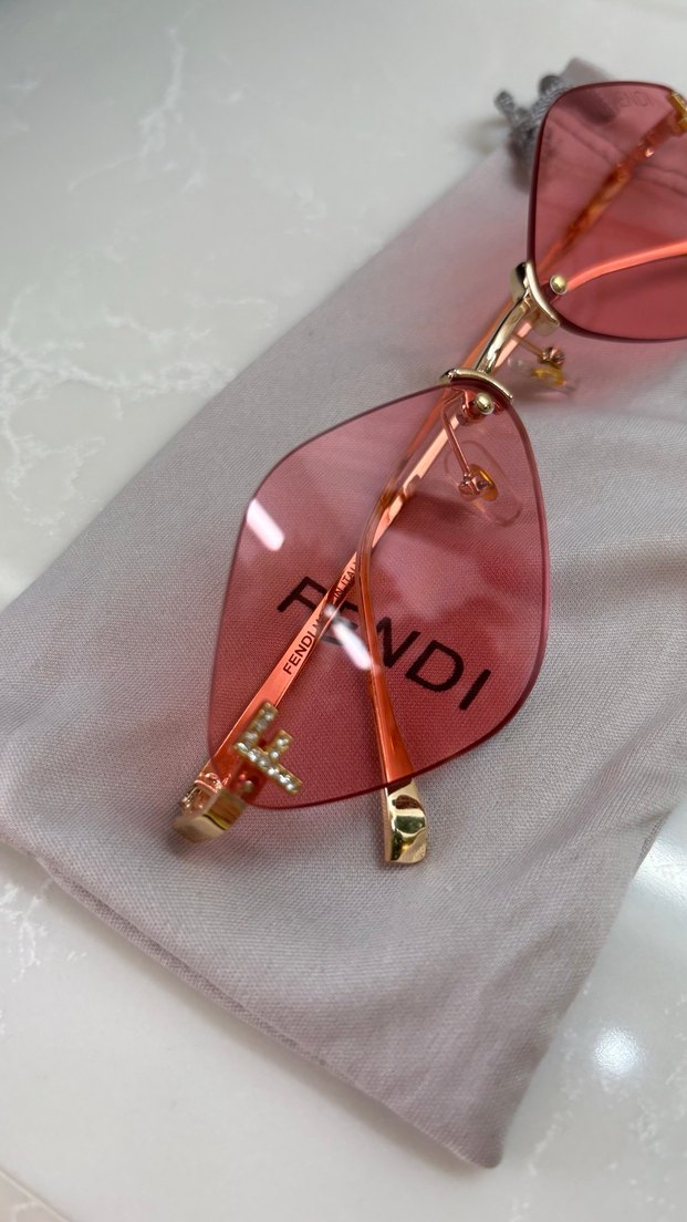 Fendi Kırmızı Pul Detaylı Kadın Güneş Gözlüğü - Görsel 3