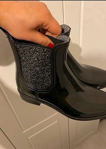 Siyah Parlak Taşlı Kadın Yağmur Botu