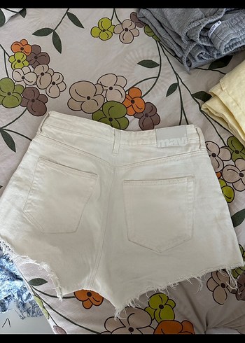 Mavi Jeans Beyaz Düğmeli Mini Kot Şort