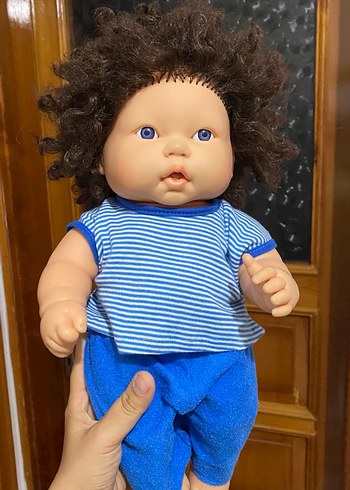Koyu mavi kıyafetli bebek oyuncak