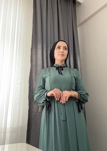 Uzun Kol, Yüksek Yakalı Haki Elbise