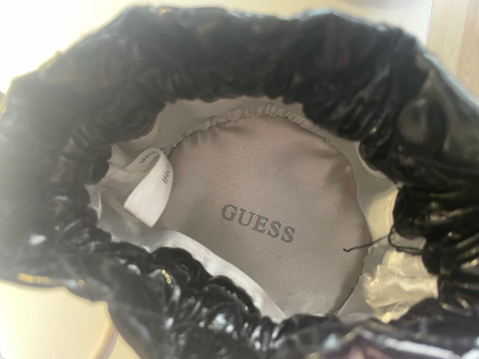 GUESS Siyah Deri Gotik Bel Çantası - Görsel 4