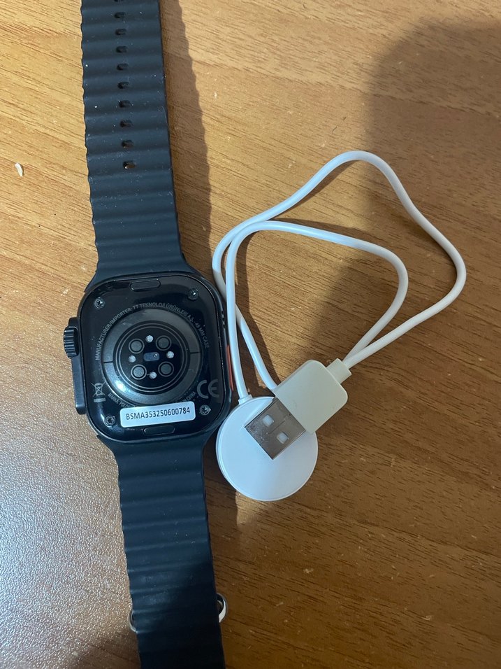 Siyah Akıllı Saat ve Şarj Kablosu - Görsel 2