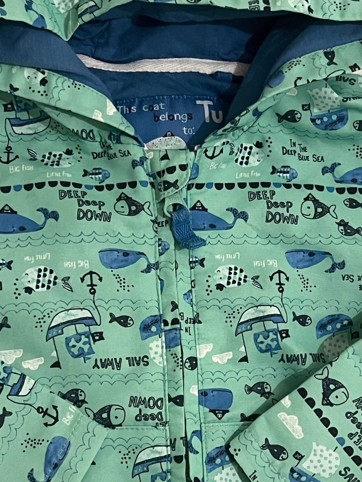 Turkuaz Kapüşonlu Erkek Çocuk Baskılı Yağmurluk tu - Görsel 3