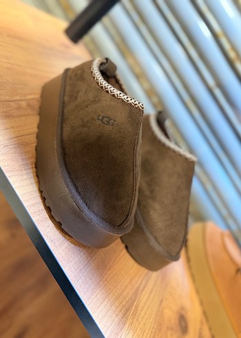 Kahverengi Zincir Detaylı Kadın Dolgu Topuk Terlik - Görsel 3