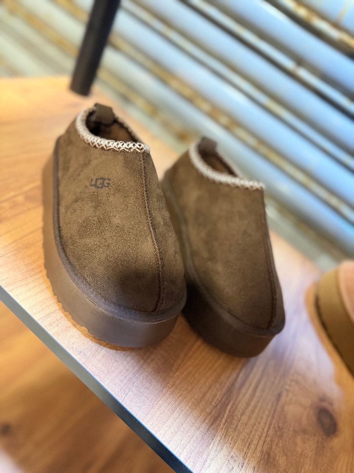 Kahverengi Zincir Detaylı Kadın Dolgu Topuk Terlik - Görsel 4