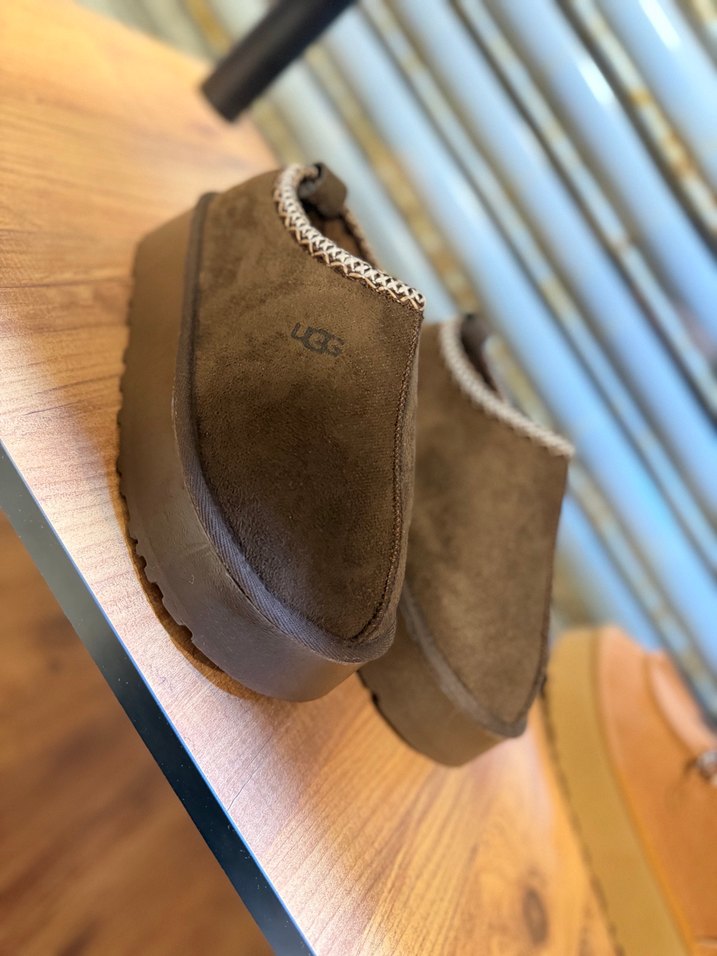 Kahverengi Zincir Detaylı Kadın Dolgu Topuk Terlik - Görsel 3