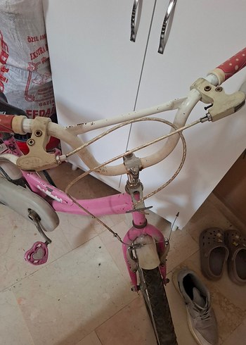 Pembe İki Tekerlekli Bisiklet