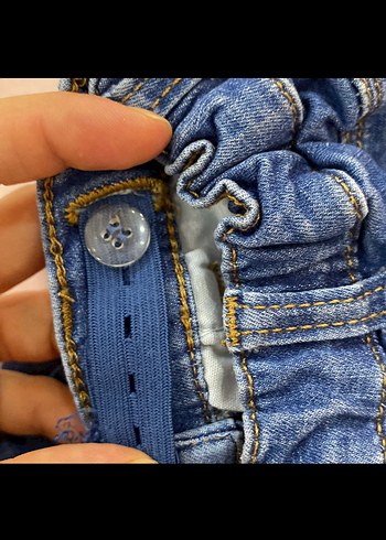 Nakışlı, düğmeli dar kesim kız kot pantolon - Görsel 3