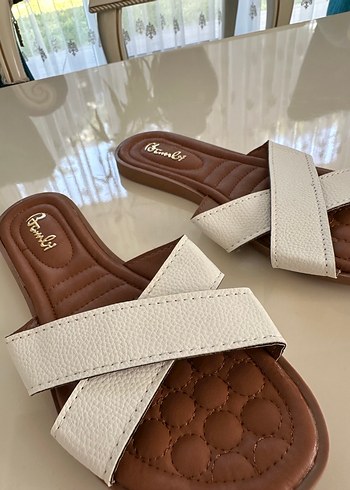 36 Beden beyaz Renk Beyaz Kadın Dolgu Topuk Terlik