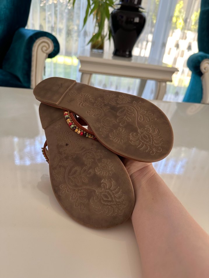 Boncuk İşlemeli Kahverengi Dolgu Topuklu Sandalet - Görsel 3