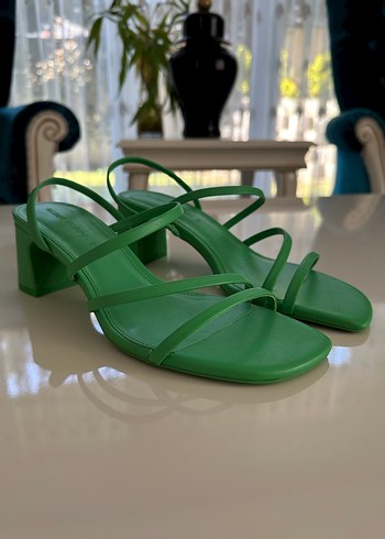 Pull and Bear Yeşil İnce Topuklu Minimalist Kadın Sandalet