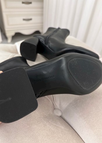 Siyah Deri Topuklu Kadın Bot - Görsel 4