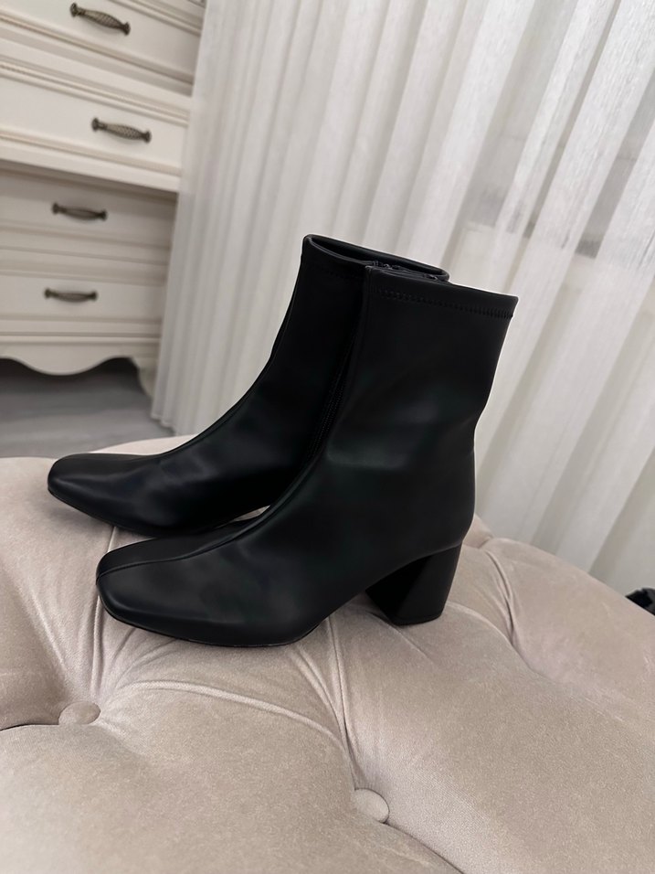 Siyah Deri Topuklu Kadın Bot - Görsel 2