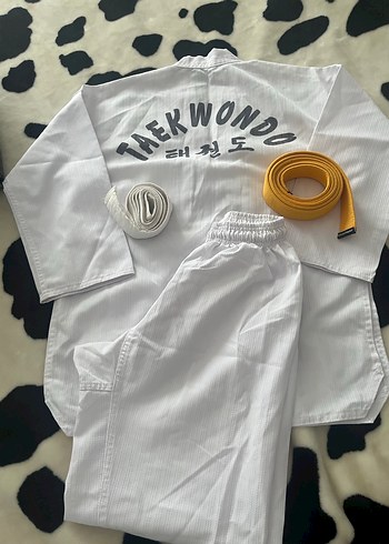 Beyaz Taekwondo Kıyafeti ve Sarı Kuşak