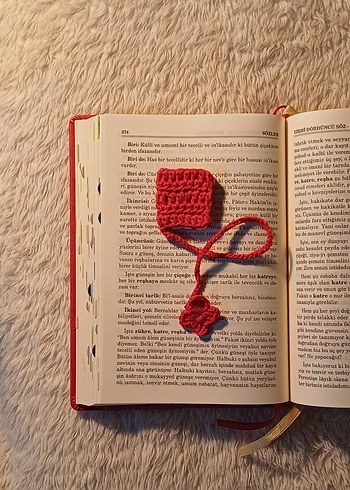 El Yapımı Kırmızı Örgü Kitap Ayracı