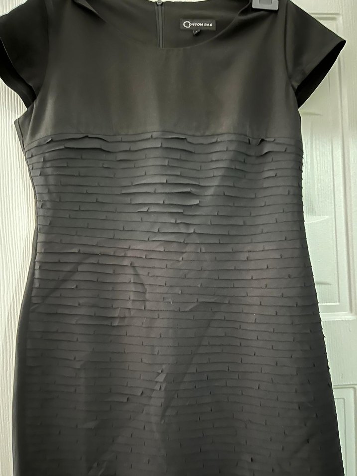 Siyah Pileli Midi Elbise, Kısa Kollu, V Yakalı - Görsel 4