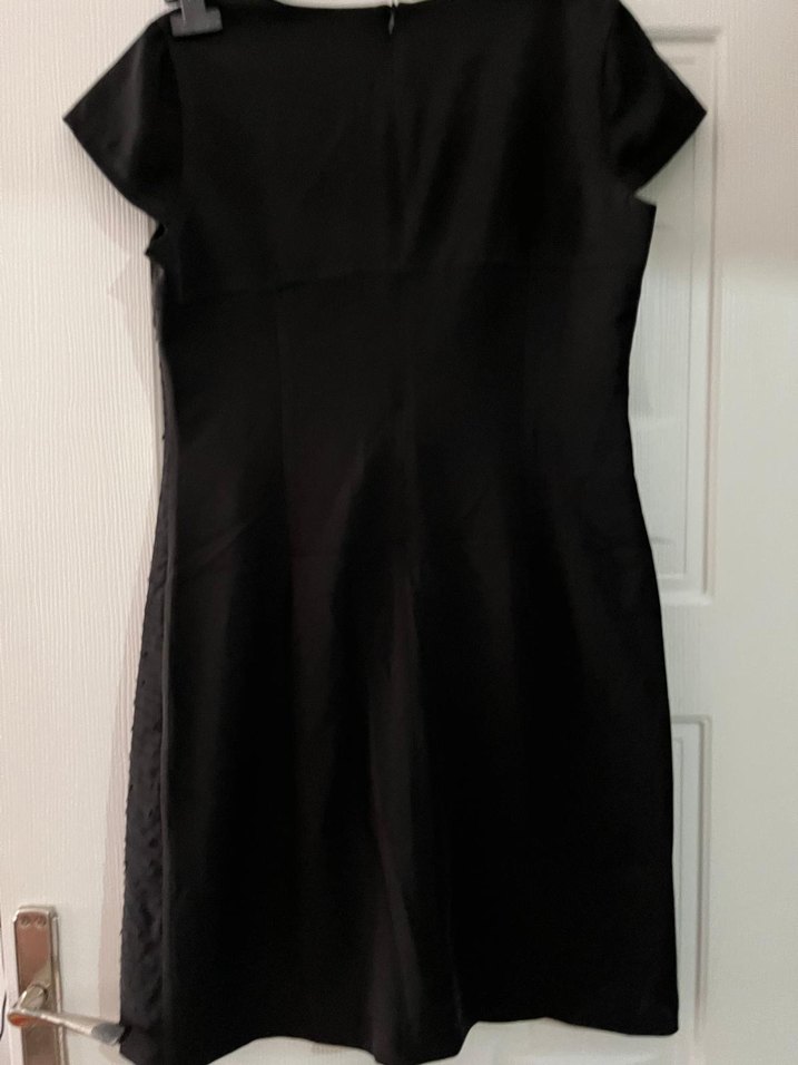 Siyah Pileli Midi Elbise, Kısa Kollu, V Yakalı - Görsel 3