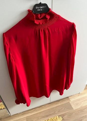Kırmızı Pilili Yüksek Yakalı Kadın Bluz - Görsel 3
