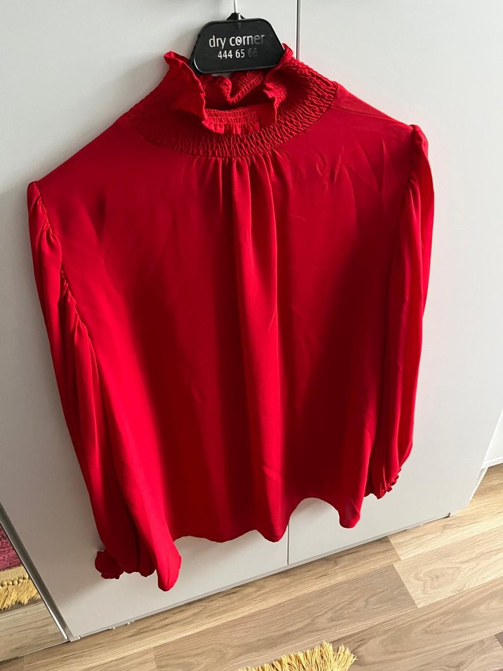 Kırmızı Pilili Yüksek Yakalı Kadın Bluz - Görsel 3