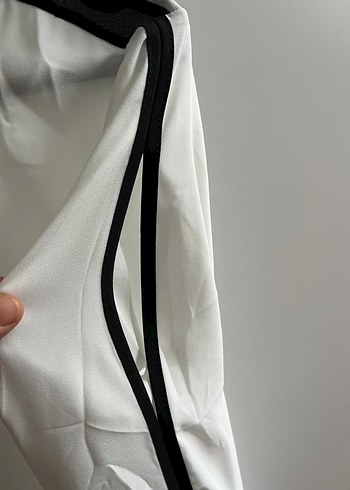 Beyaz Düğmeli V Yaka Uzun Kollu Bluz - Görsel 5