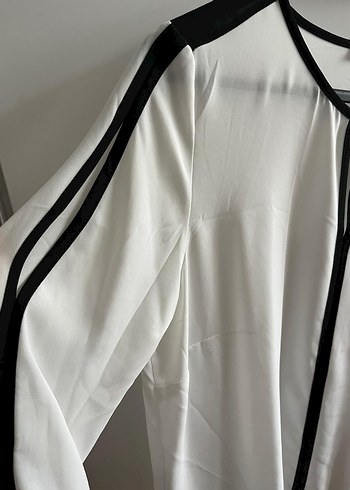 Beyaz Düğmeli V Yaka Uzun Kollu Bluz - Görsel 4