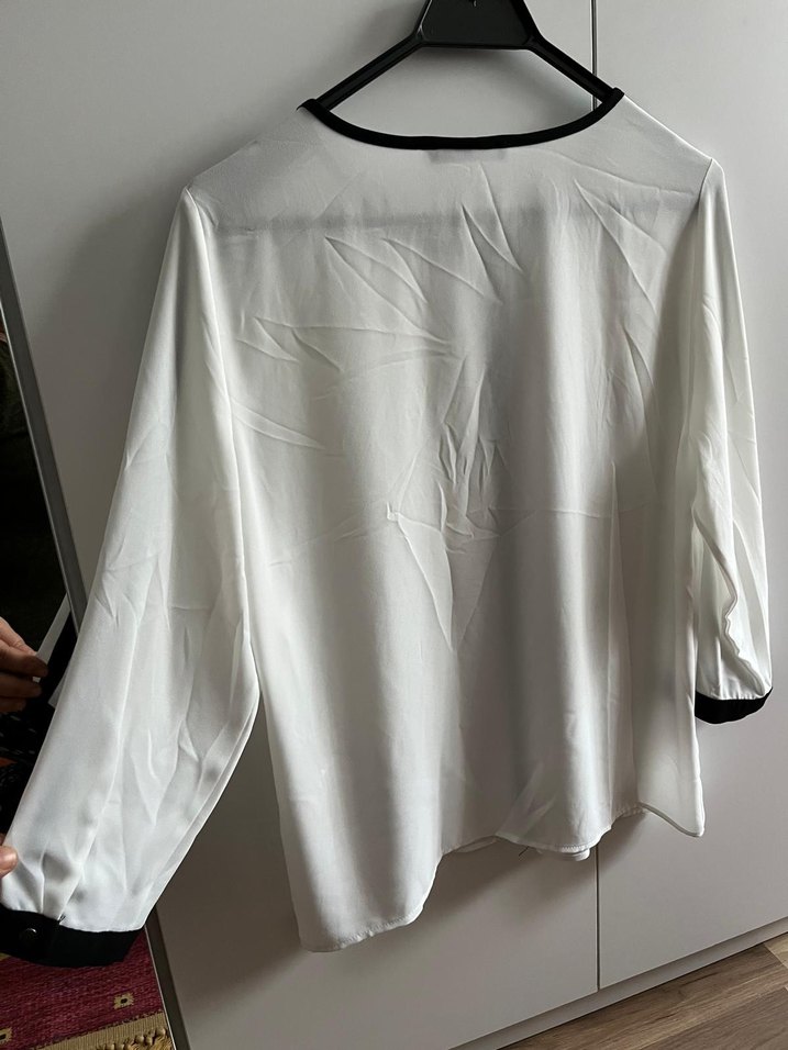 Beyaz Düğmeli V Yaka Uzun Kollu Bluz - Görsel 2