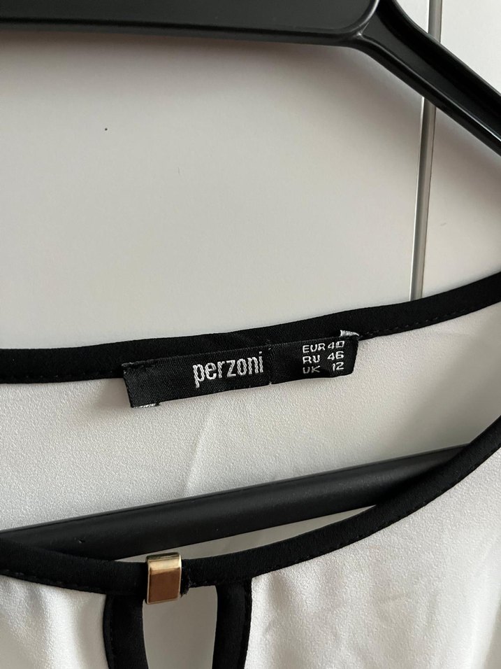 Beyaz Düğmeli V Yaka Uzun Kollu Bluz - Görsel 3