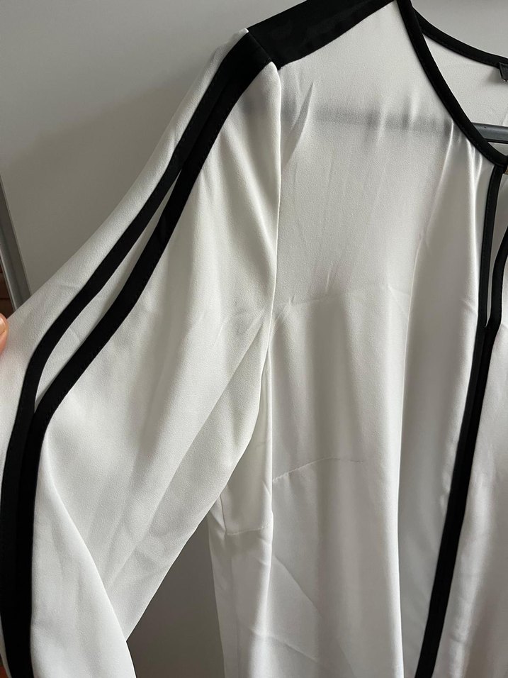 Beyaz Düğmeli V Yaka Uzun Kollu Bluz - Görsel 4