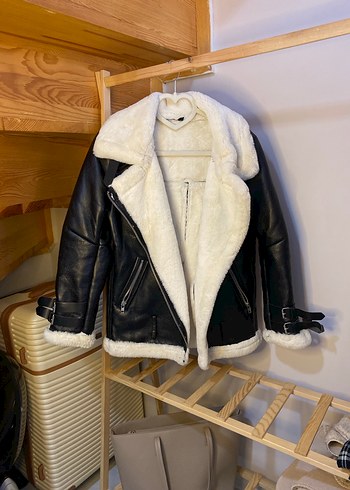 Beyaz Kürklü Siyah Deri Biker Ceket