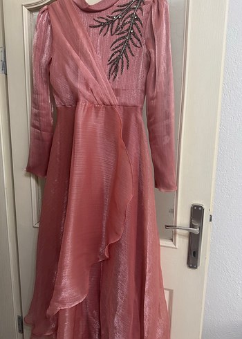 Abiye Pembe Uzun Kollu İşlemeli Kadın Abiye Elbise kemeri mevcuttur