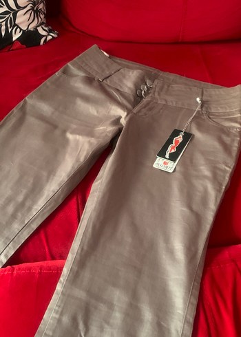 Zara Düğmeli, Kısa Kesim Kadın Pantolon
