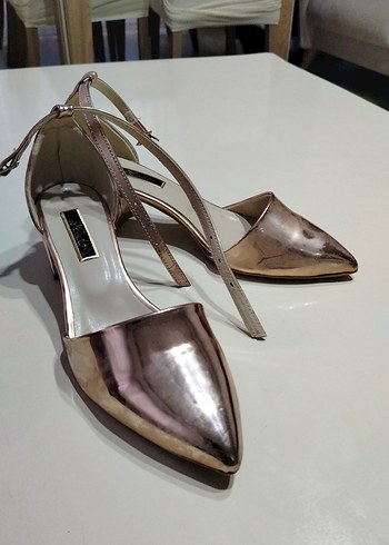 Bej Metal Tokalı Stiletto Topuklu Kadın Ayakkabı
