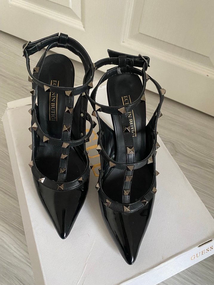 Sivri Burunlu Kemerli Siyah Stiletto - Görsel 3