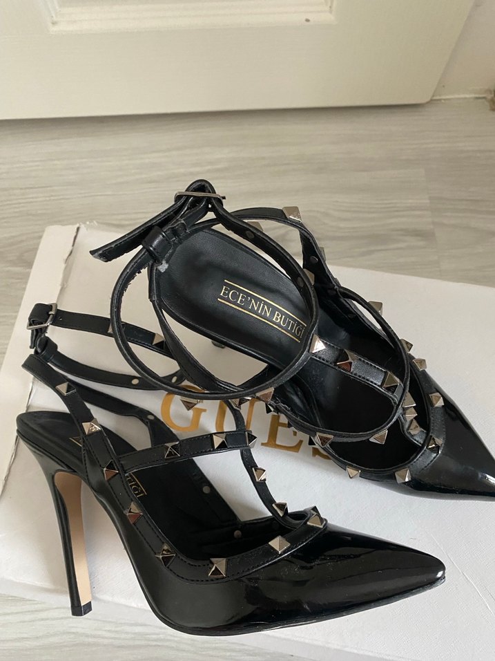 Sivri Burunlu Kemerli Siyah Stiletto - Görsel 4