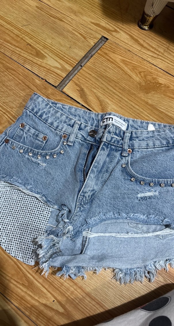 Payet Detaylı Mavi Mini Kot Şort - Görsel 2