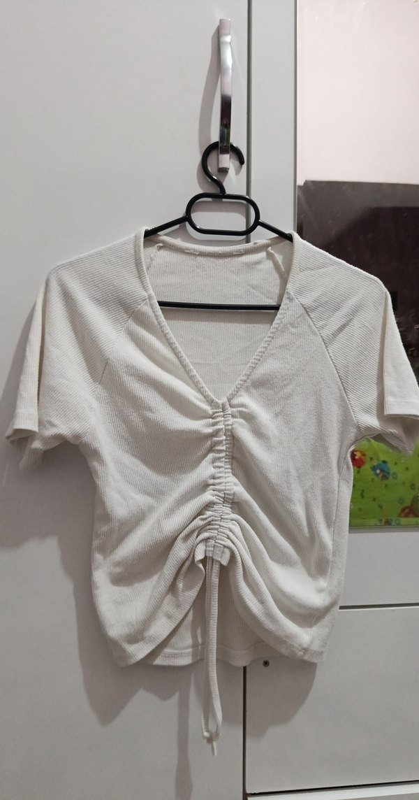 Beyaz V Yakalı Kısa Kollu  Bluz - Görsel 2