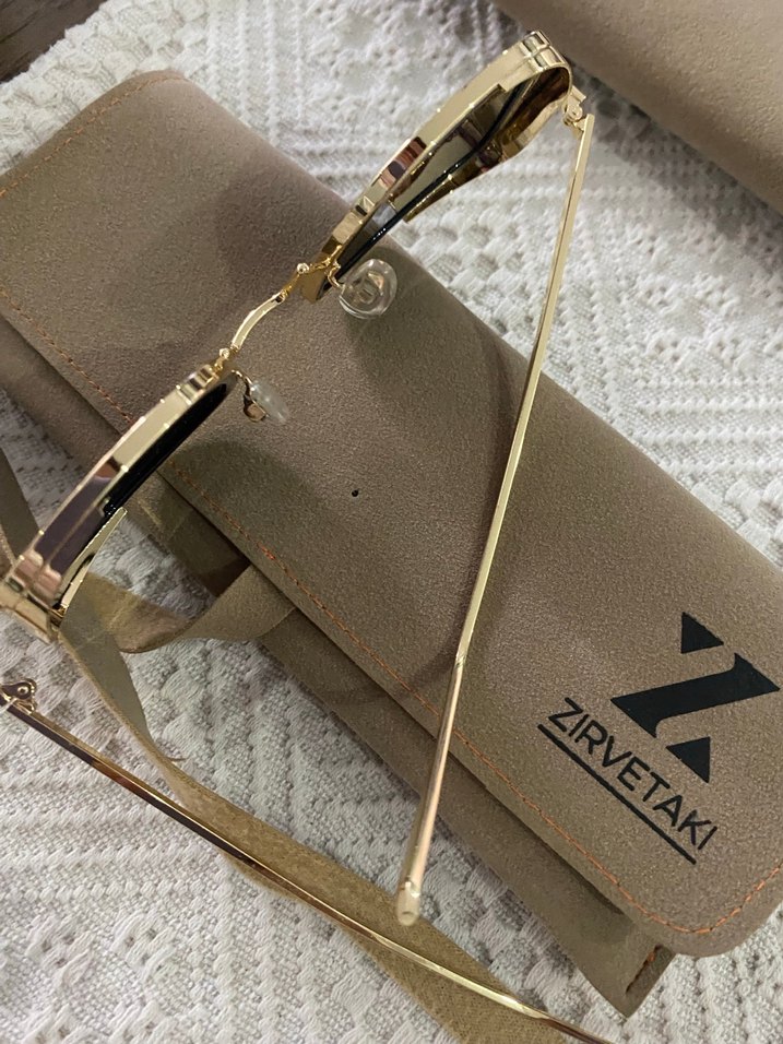 Altın Çerçeveli Gri Kadın Güneş Gözlüğü - Görsel 4