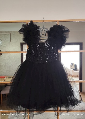 Siyah tütülü elbise - Görsel 4