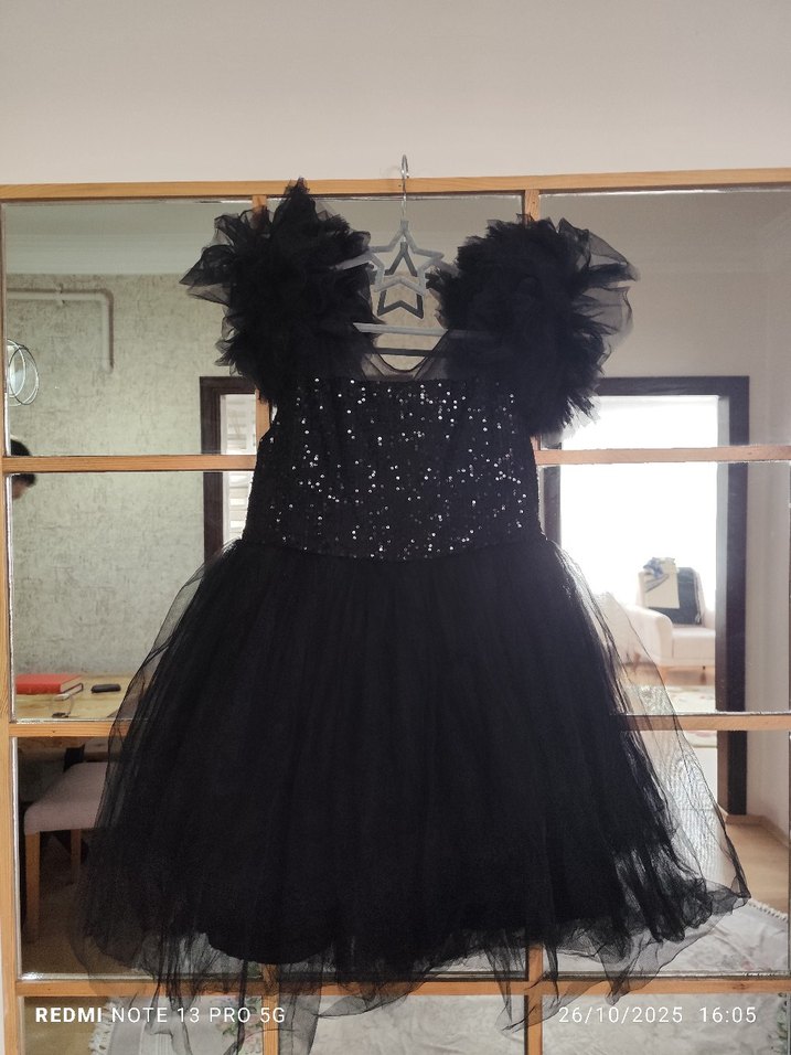 Siyah tütülü elbise - Görsel 4