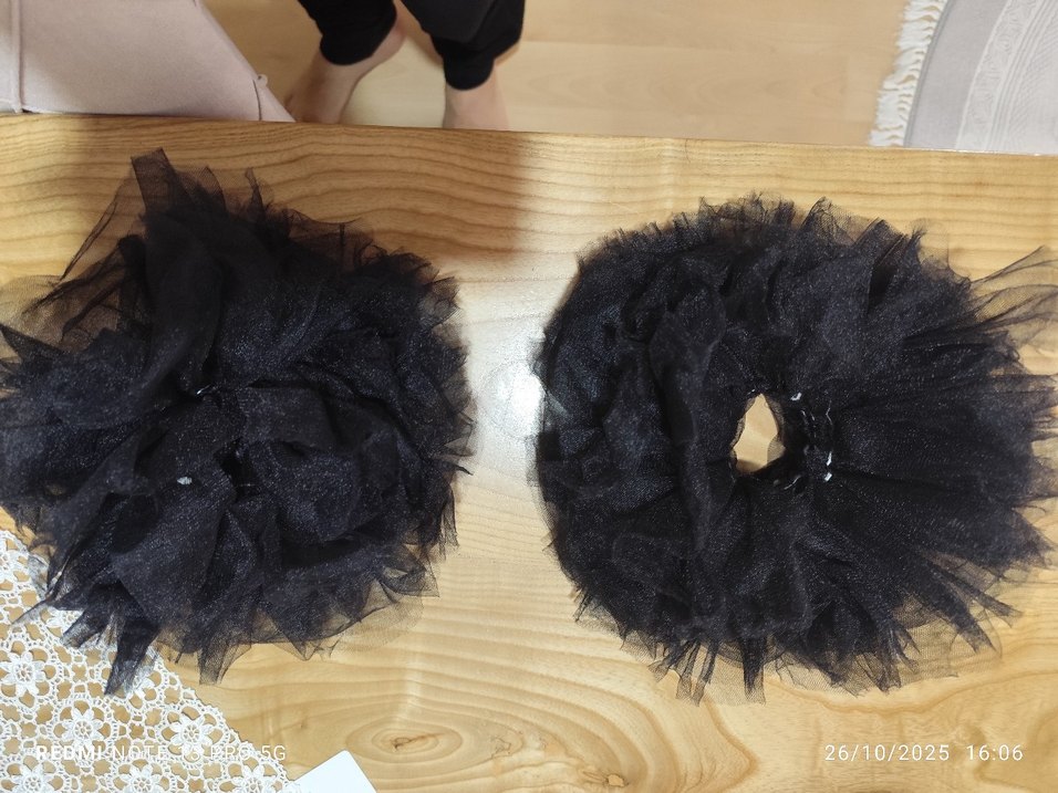 Siyah tütülü elbise - Görsel 2