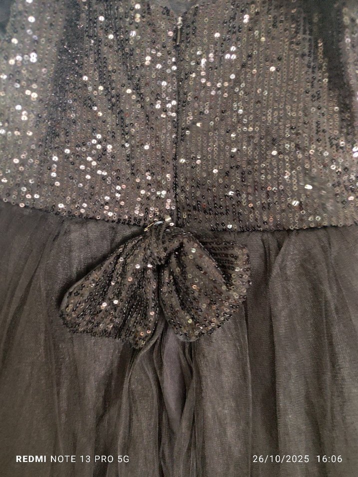 Siyah tütülü elbise - Görsel 3