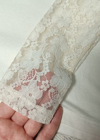 Dantel Kollu Krem Yüksek Yakalı Bluz - Görsel 3