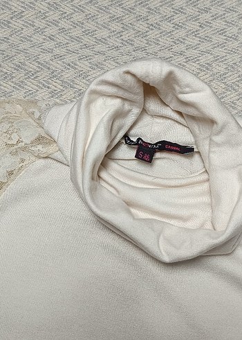 Dantel Kollu Krem Yüksek Yakalı Bluz - Görsel 2